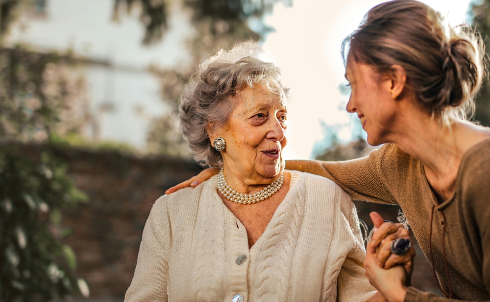 Verhinderungpflege parcus erika Laubusch und Spree Villa Spremberg - Frau mit Enkelin CC pexels-olly-3768131